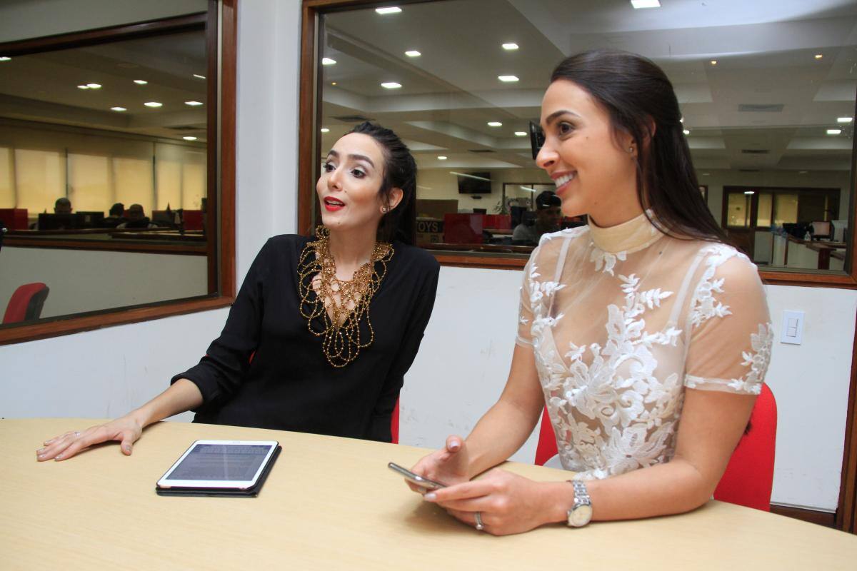 Kelly Howell, experta en gerencia de proyectos y Aura Ayala, diseñadora de joyas , organizadoras de la feria. // LUIS. E. HERRÁN -EU