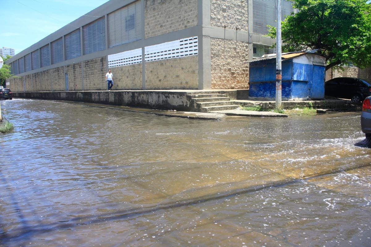 ¡Insólito! Calle del Pie de La Popa cumple 4 meses inundada