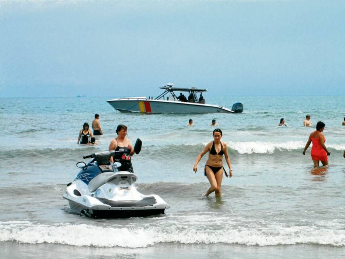 Personal de Guardacostas se encarga de retirar de las playas aquellas motos náuticas que no cumplan los requisitos de ley. PEDRO TORRES-GENTE BAHÍA