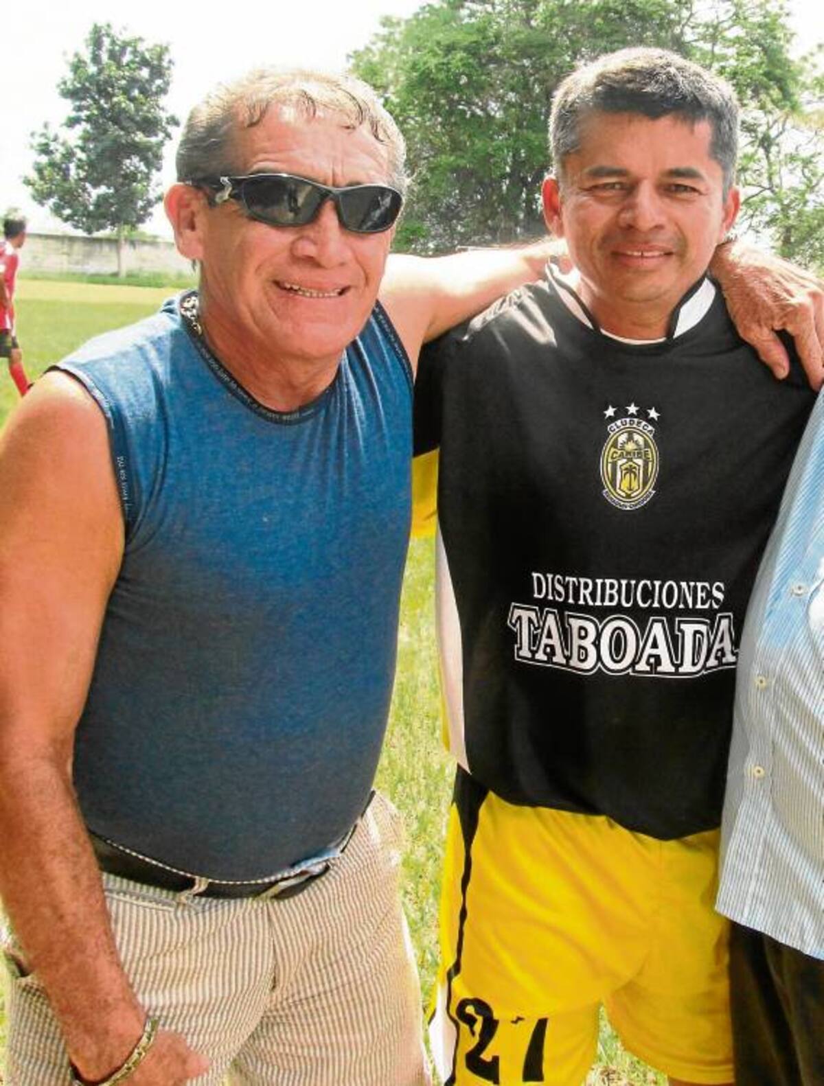 Rafael Vega, (con la camiseta) jugador del Club Caribe acompañado con Armando Tuirán gloria del balompié cordobés.