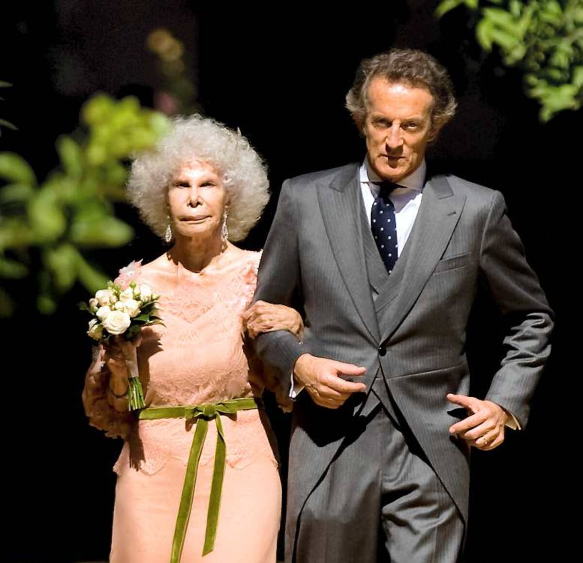 La Duquesa de Alba, María del Rosario Cayetana Alfonsa Victoria Eugenia Francisca Fitz-James Stuart y de Silva, y su esposo Alfonso Diez minutos después de la ceremonia. AFP Jorge Guerrero