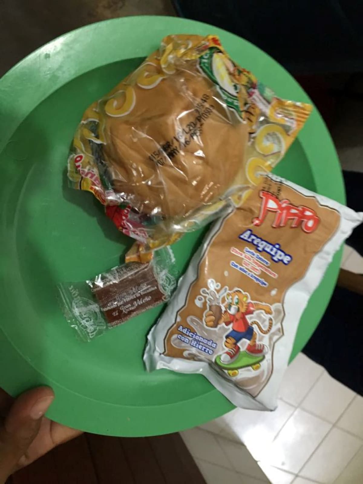 Una leche saborizada, un bocadillo y un pan era entregado a los niños y niñas de cinco municipios de Bolívar. Cortesía.