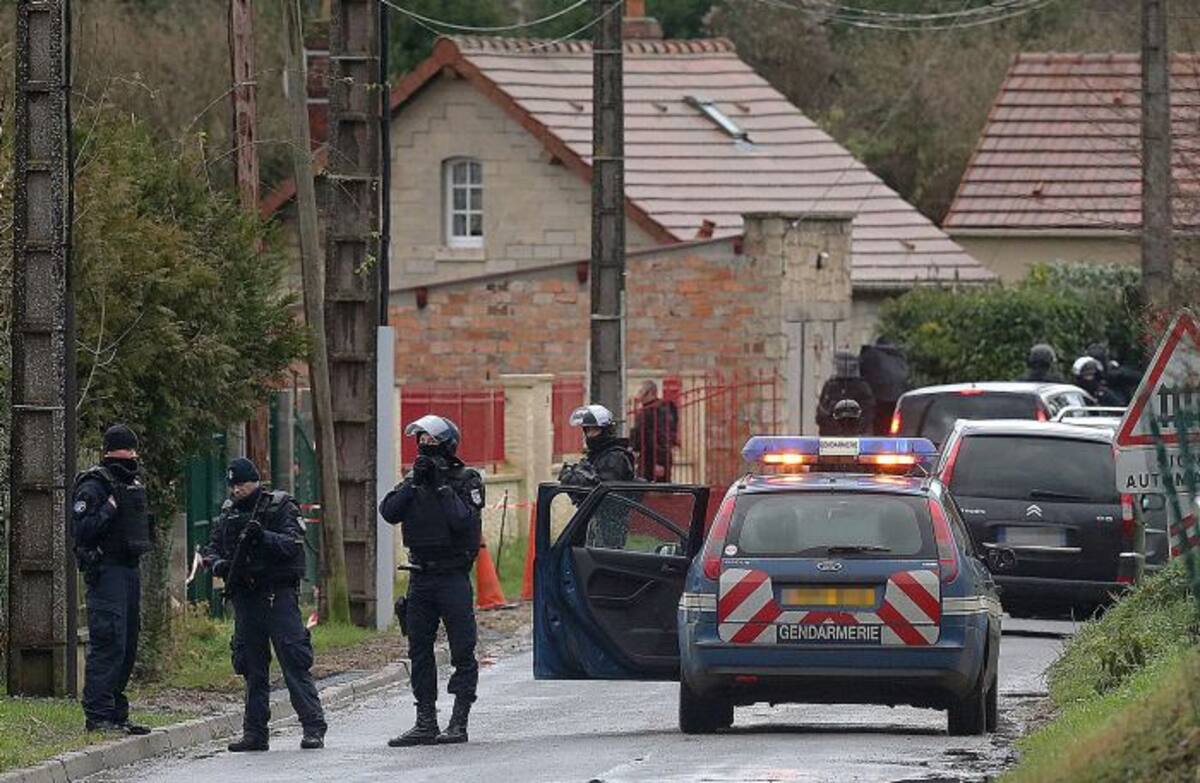 Cientos de agentes tienen rodeados el lugar en donde se encuentran los hermanos sospechosos de haber realizado la matanza en Charlie Hebdo. AFP FRANCOIS NASCIMBENI