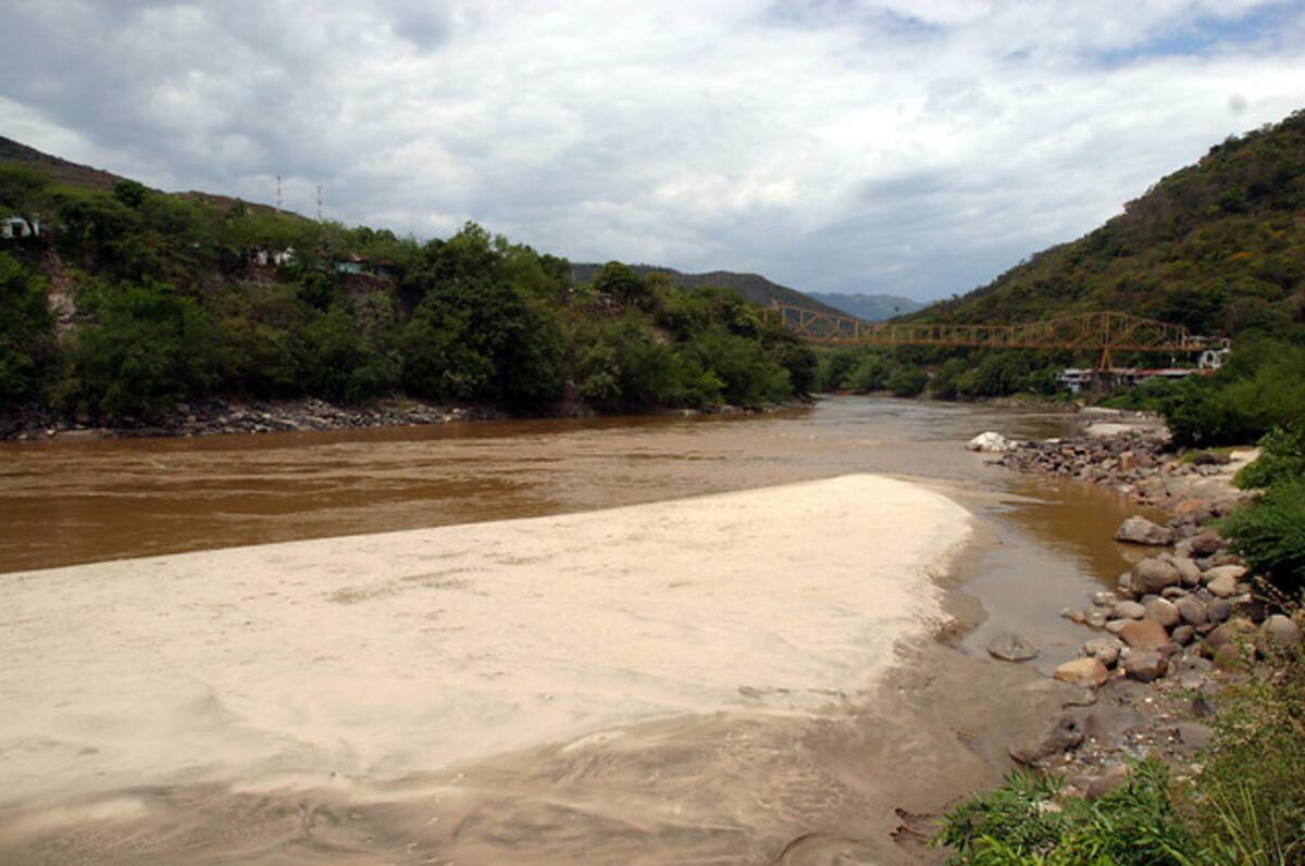 A pesar del fuerte aguacero que cayó la noche del pasado domingo y madrugada de ayer, los niveles del río Magdalena en Barrancabermeja siguen bajísimos. COLPRENSA