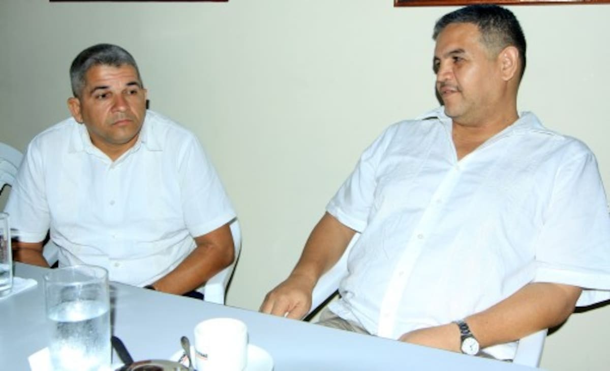 Harold Lugo (a la derecha), quien se ha formado durante el tiempo que lleva en la cár-cel, y Fredy Barreto Luna, director del Programa de Regencia en Farmacia de la UNAD. JULIO CASTAÑO - EL UNIVERSAL