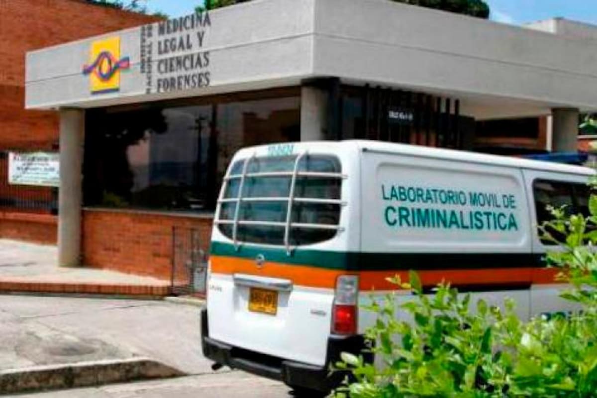 Por esquivar un hueco, adolescente embarazada cayó de moto: el bebé murió