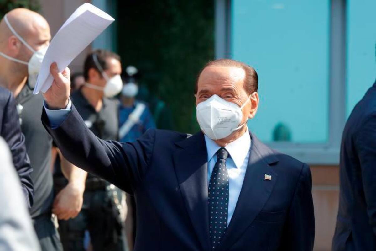 Berlusconi sale del hospital tras superar el COVID-19