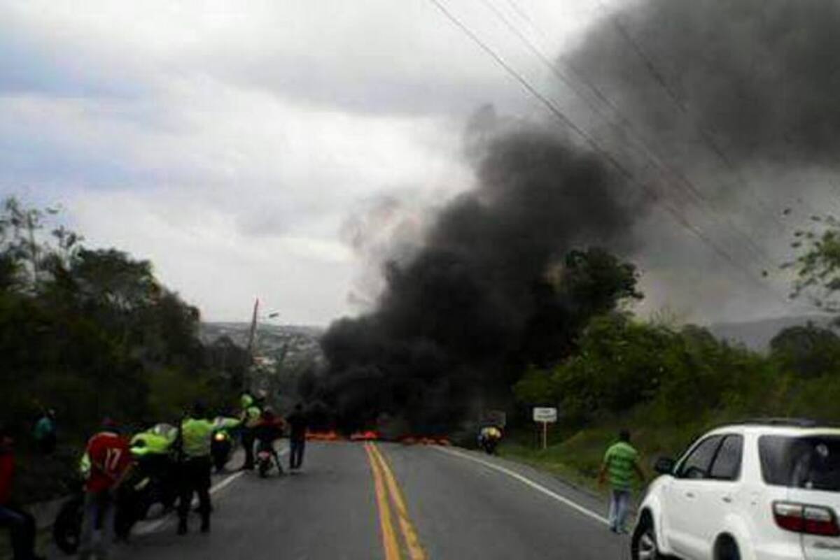 Los manifestantes se toman la Troncal de Occidente. Lila Leyva- El Universal.