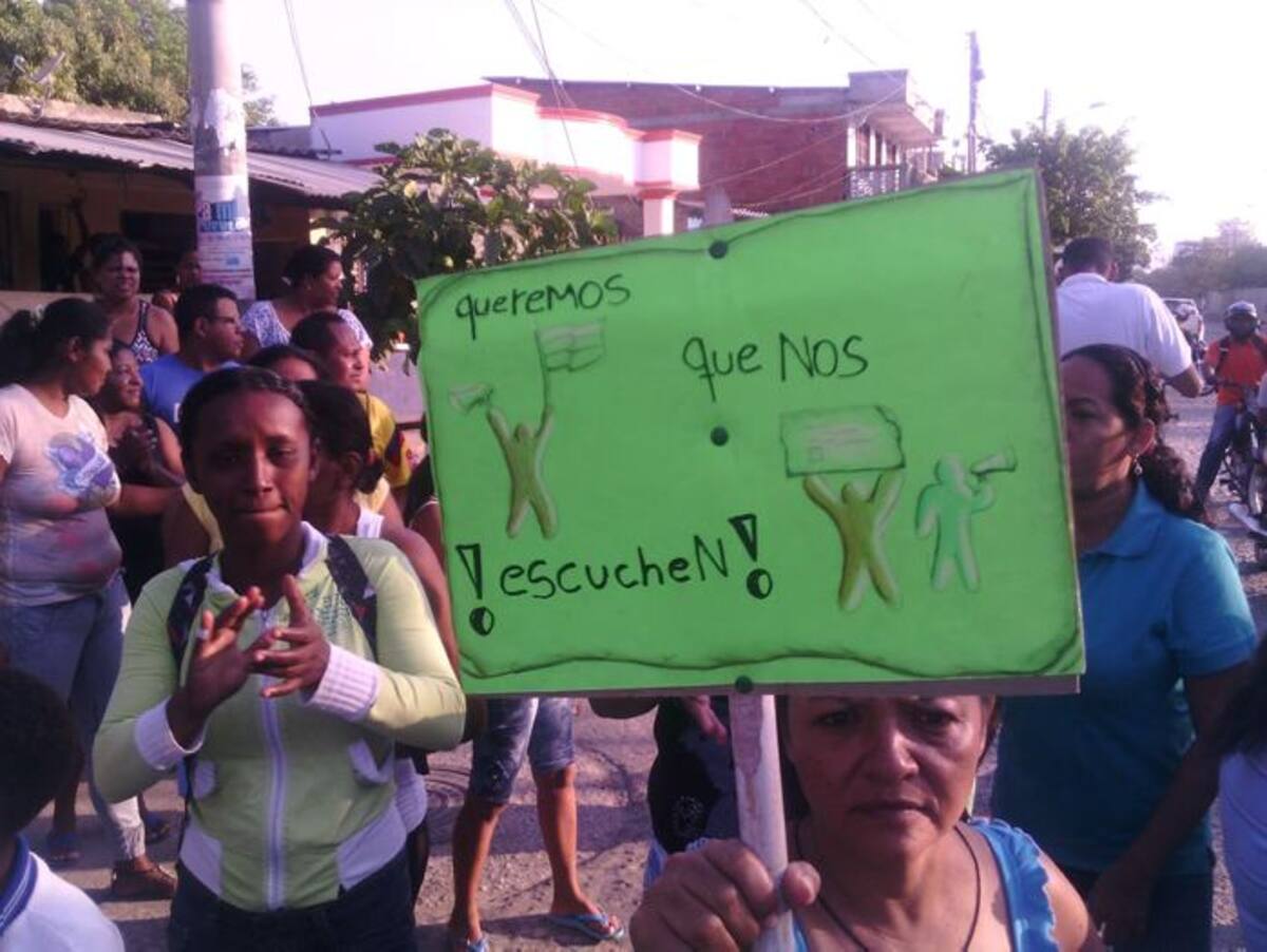 Protesta de padres de familia de la Institución Educativa José de la Vega. JULIO CASTAÑO-EL UNIVERSAL