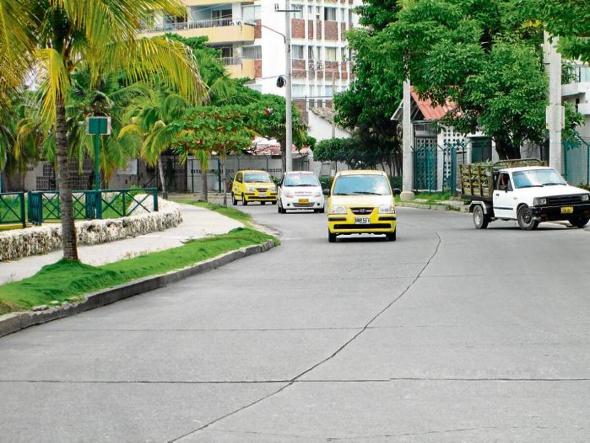 La alta velocidad de los carros en la Avenida del Retorno ha trastornado la tranquilidad en los habitantes de los edificios vecinos, por el alto riesgo de accidentes. PEDRO TORRES-GENTE BAHÍA