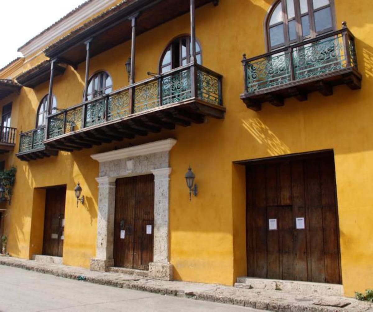 La sede del Seguro Social en el Centro, de Cartagena, amaneció hoy con varios avisos pegados en puertas y paredes anunciando la liquidación de la entidad. Zenia Valdelamar - El Universal