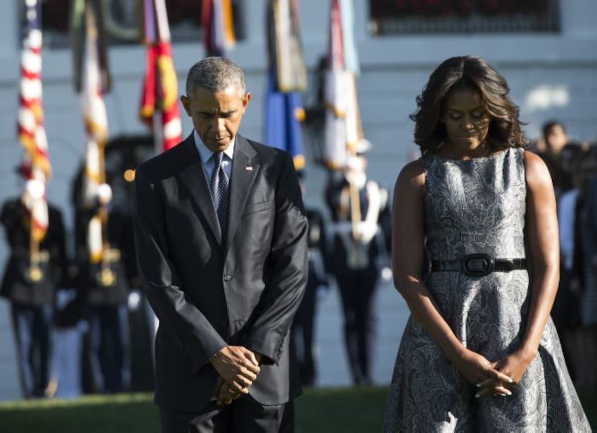 El presidente estadounidense Barack Obama y su esposa Michelle durante el momento de silencio en la Casa Blanca. AFP SAUL LOEB