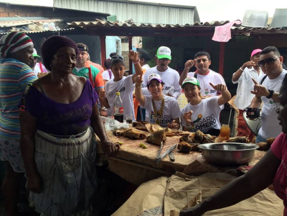 La candidata Rosario Romero, con seguidores y equipo de campaña en Bazurto Cortesía