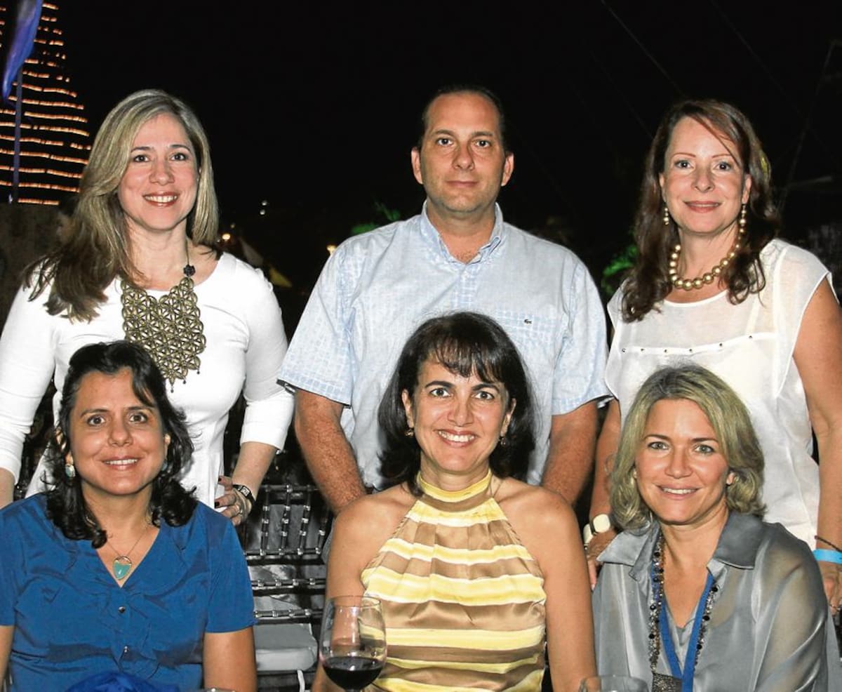 De pie: Conie de Cepeda, Indalecio Camacho y Paulina Meisel; sentados: Patricia Visbal, Patricia Acosta y Ana María Sarabia.