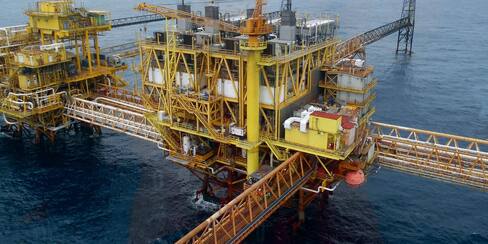 El Brent vuelve a superar los 100 dólares en una sesión volátil