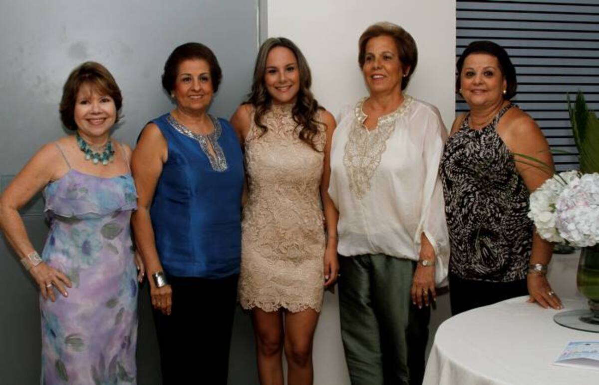 María Teresa Martínez de Bozzi, Stella Pareja; la novia, María Camila Salas; María del Rosario de Salas y Sonia Pareja. Maruja Parra /El Universal/