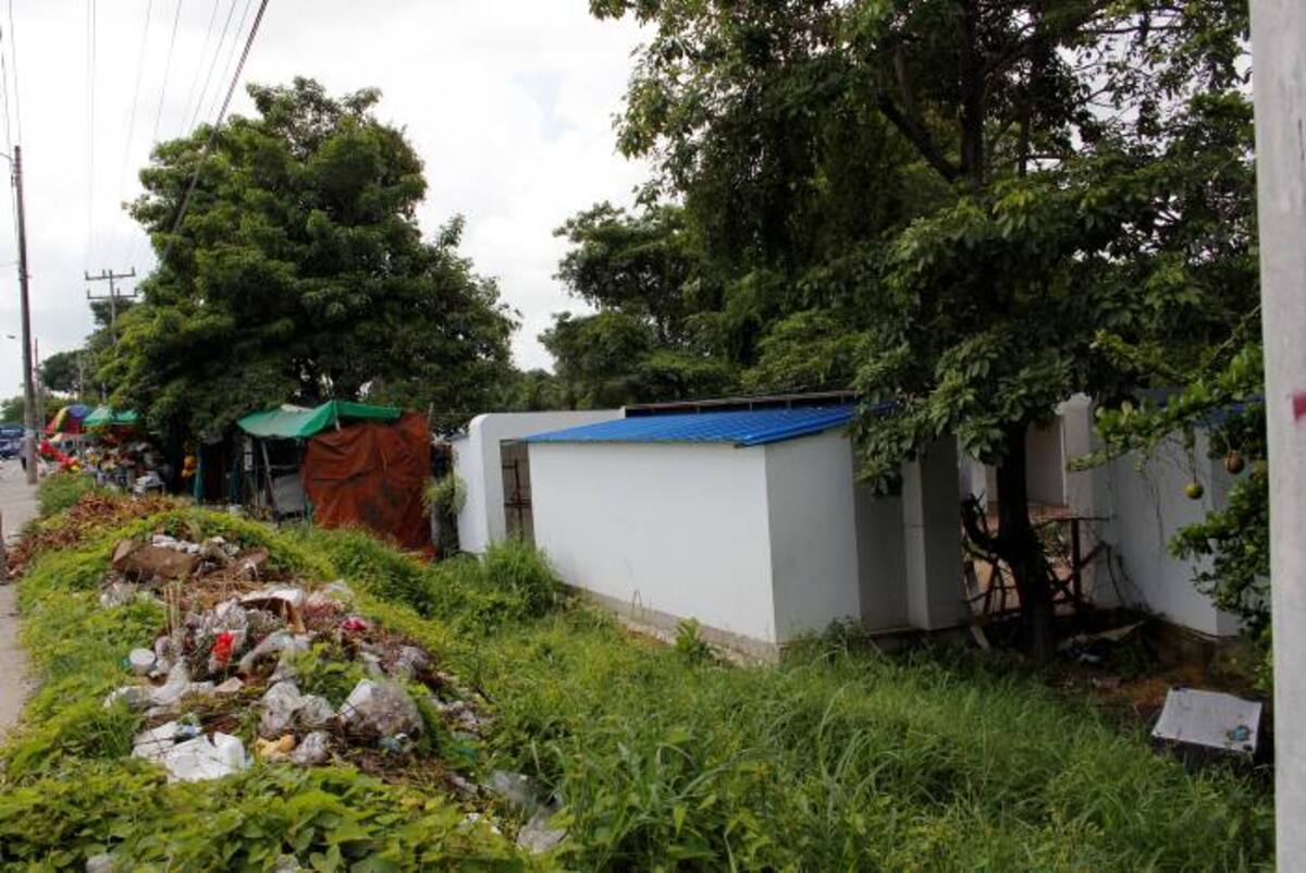 Los módulos ubicados al lado del cementerio obstruyen la visibilidad desde la avenida lo que según los vendedores es una desventaja para sus negocios. JULIE PARRA BENITEZ - ELUNIVERSAL.COM.CO