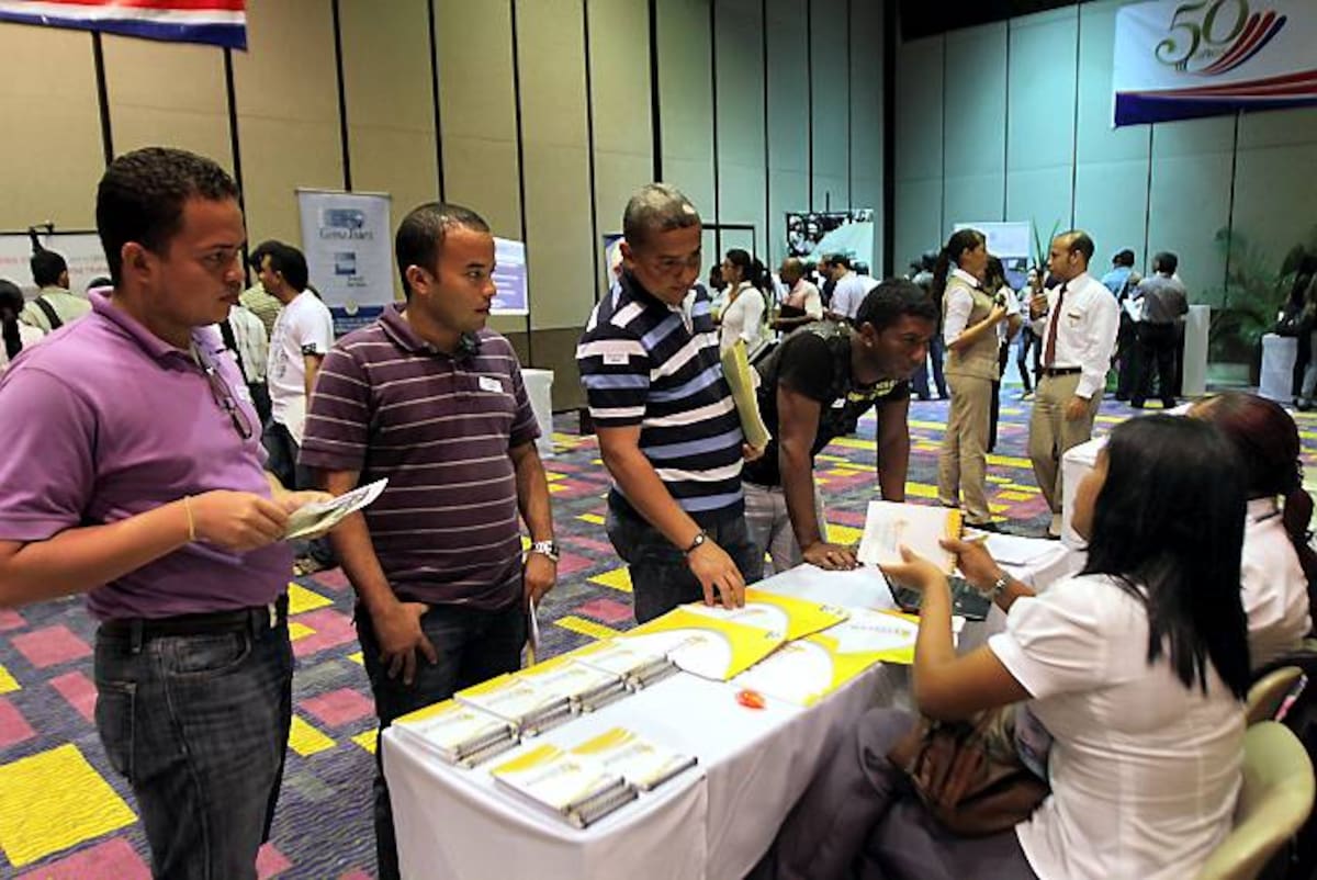 Con las modificaciones planteadas en este proyecto de ley, los profesionales sin experiencia podrán participar de manera abierta en convocatorias para cargos del nivel profesional hasta el grado 4. El Universal