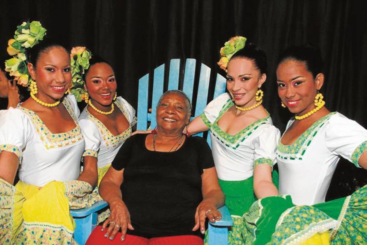 Petrona Martínez junto a las bailadoras zenia valdelamar