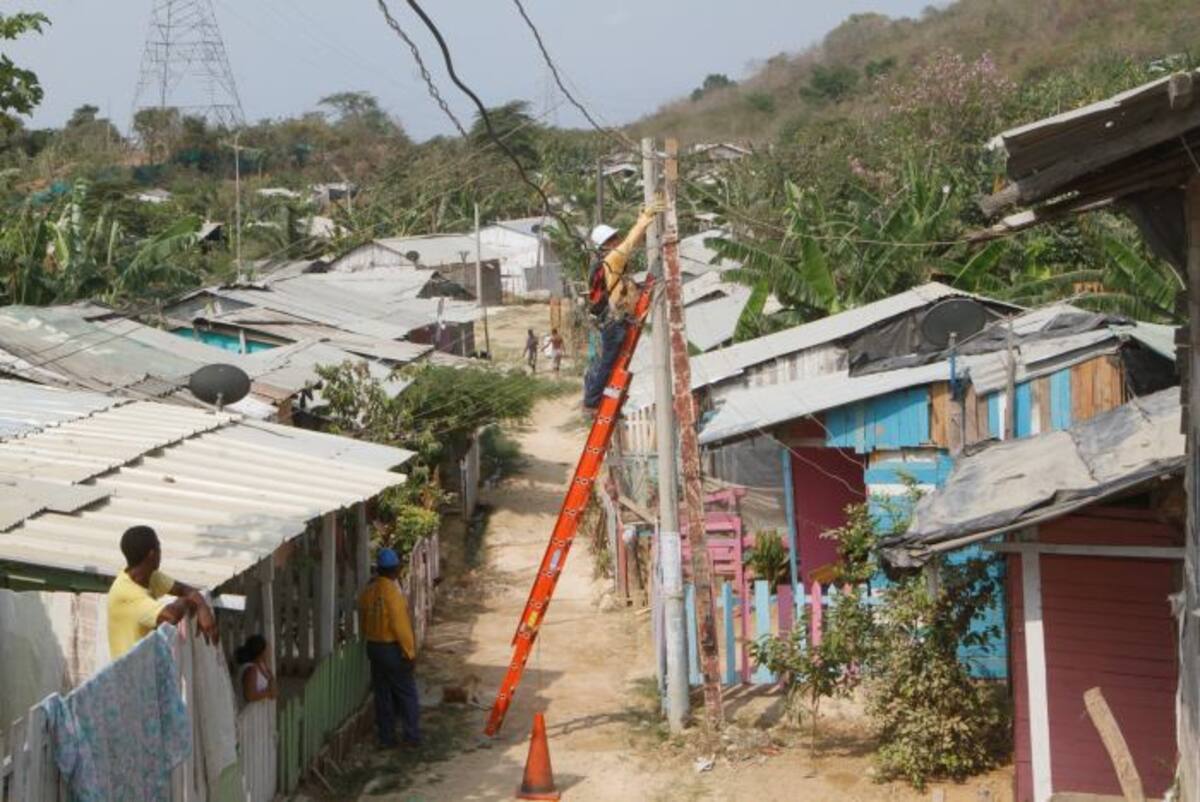 En Cerros de Albornoz se hicieron obras de mejoramiento de la infraestructura eléctrica. // JULIO CASTAÑO-EL UNIVERSAL