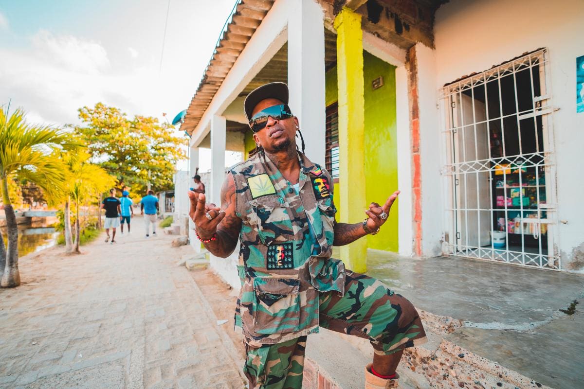 Nando Black, protagonista en ‘Vamos pa’ la calle’ de Dj Dever