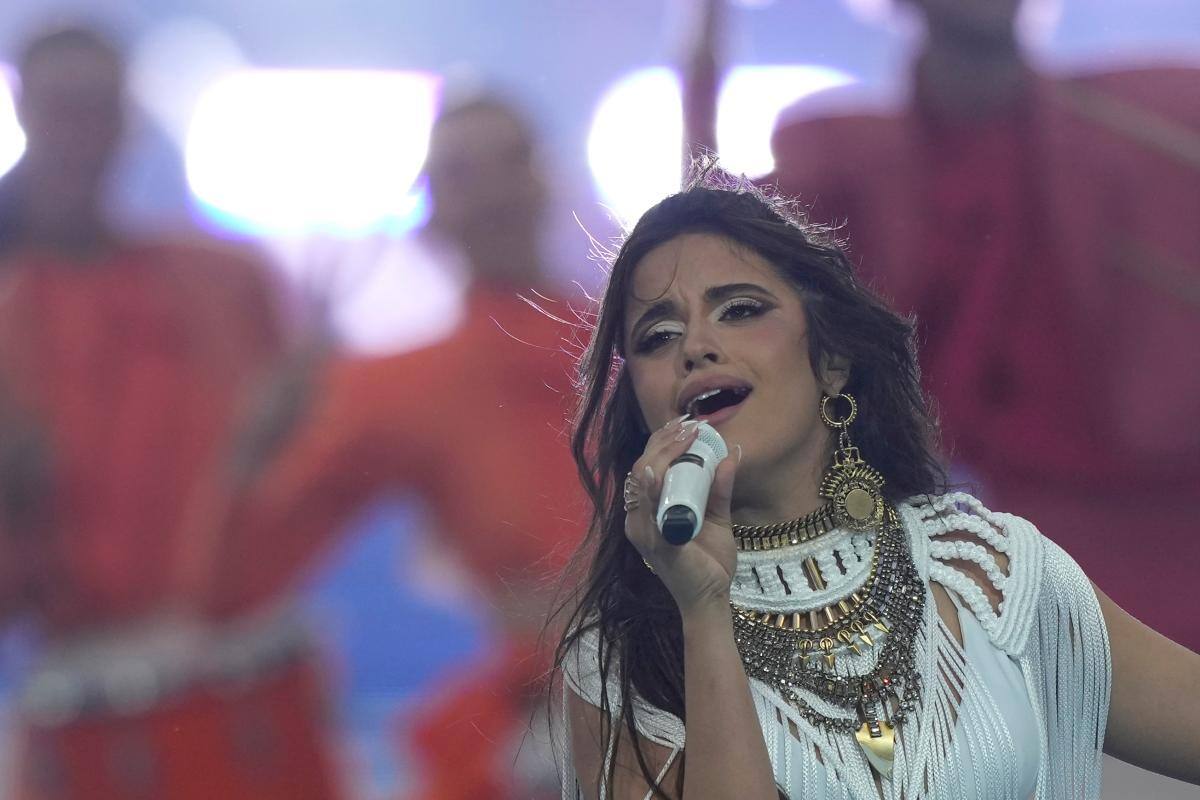 Camila Cabello brilla entre el caos de Saint Dennis