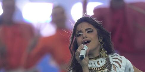 Camila Cabello brilla entre el caos de Saint Dennis