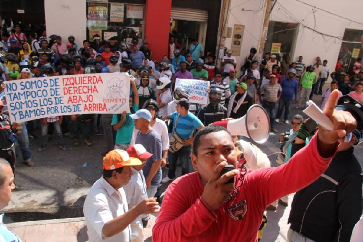 Los mototaxistas se apostaron frente a la sede de la Alcaldía de Sincelejo. MANUEL SANTIAGO PÉREZ/EL UNIVERSAL/