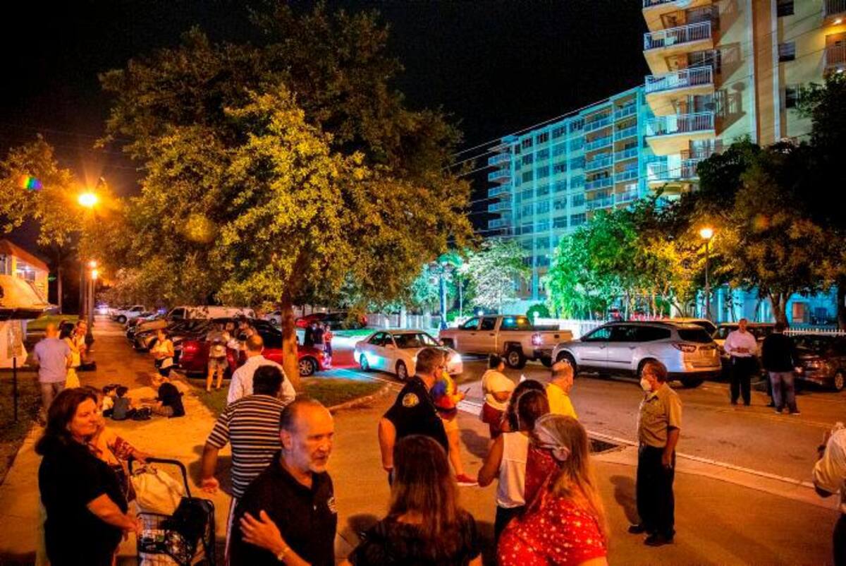 Residentes del Condominio Crestview Towers esperan afuera de su edificio mientras son evacuados de sus residencias. //EFE