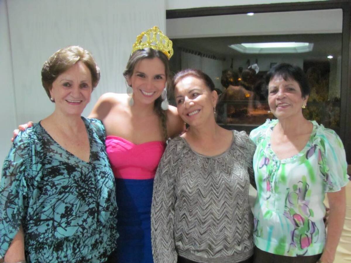 Amparo Muñoz de Guerrero; la novia, Erika Madrid; Olga de Gómez y Esperanza de Corena.