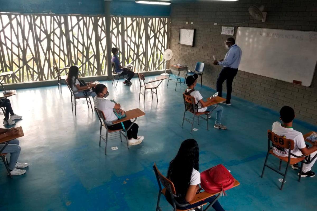Recomiendan suspender alternancia por dos semanas en colegios