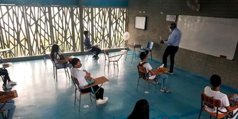 Recomiendan suspender alternancia por dos semanas en colegios