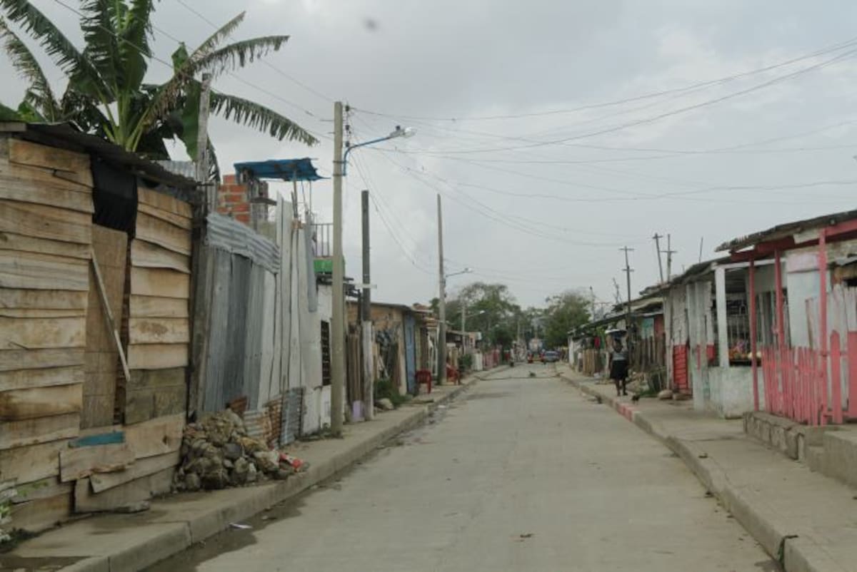 Solo hay cuatro calles pavimentadas. El resto son callejones en los que reina el cascajo. foto julio castaño