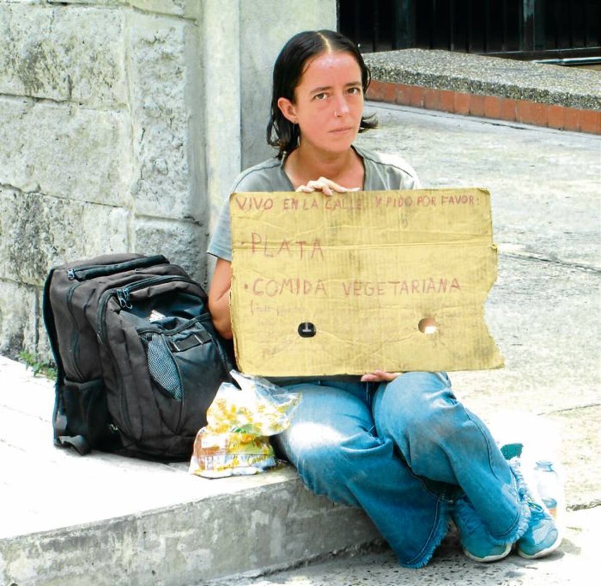 En la Carrera 4 con Calle 6 se sienta Annie Carbonnepu a esperar que alguien le ayude con plata y comida vegetariana. PEDRO TORRES, GENTE BAHÍA - EL UNIVERSAL