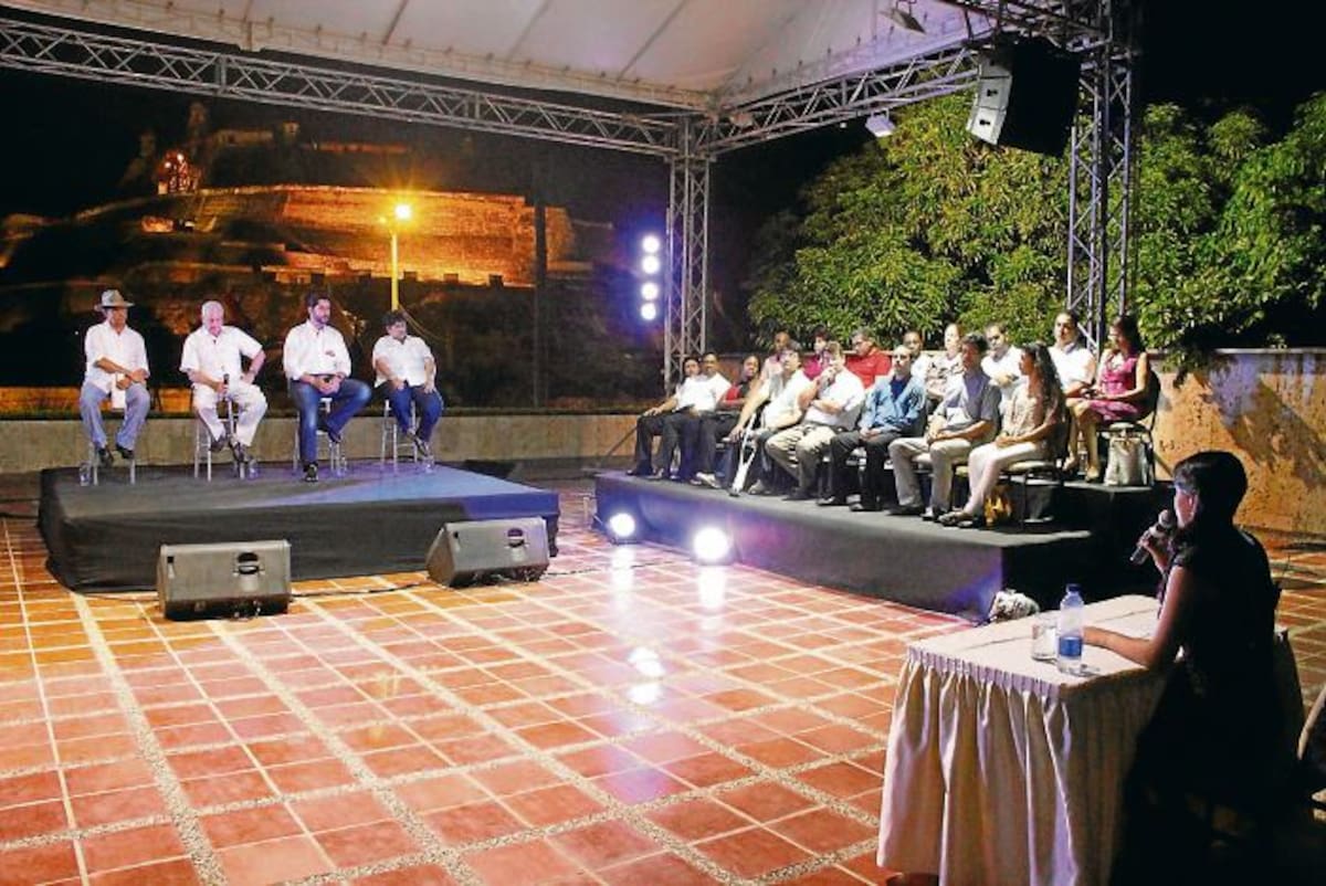 Los candidatos Wilson Borja, del Polo Democrático; Miguel Navas, del Partido Conservador; Dionisio Vélez, de la alianza partidista Liberal y Verde; y María del Socorro Bustamante de Afrovides, frente a las organizaciones durante el segundo debate de la CDPB. Óscar Díaz