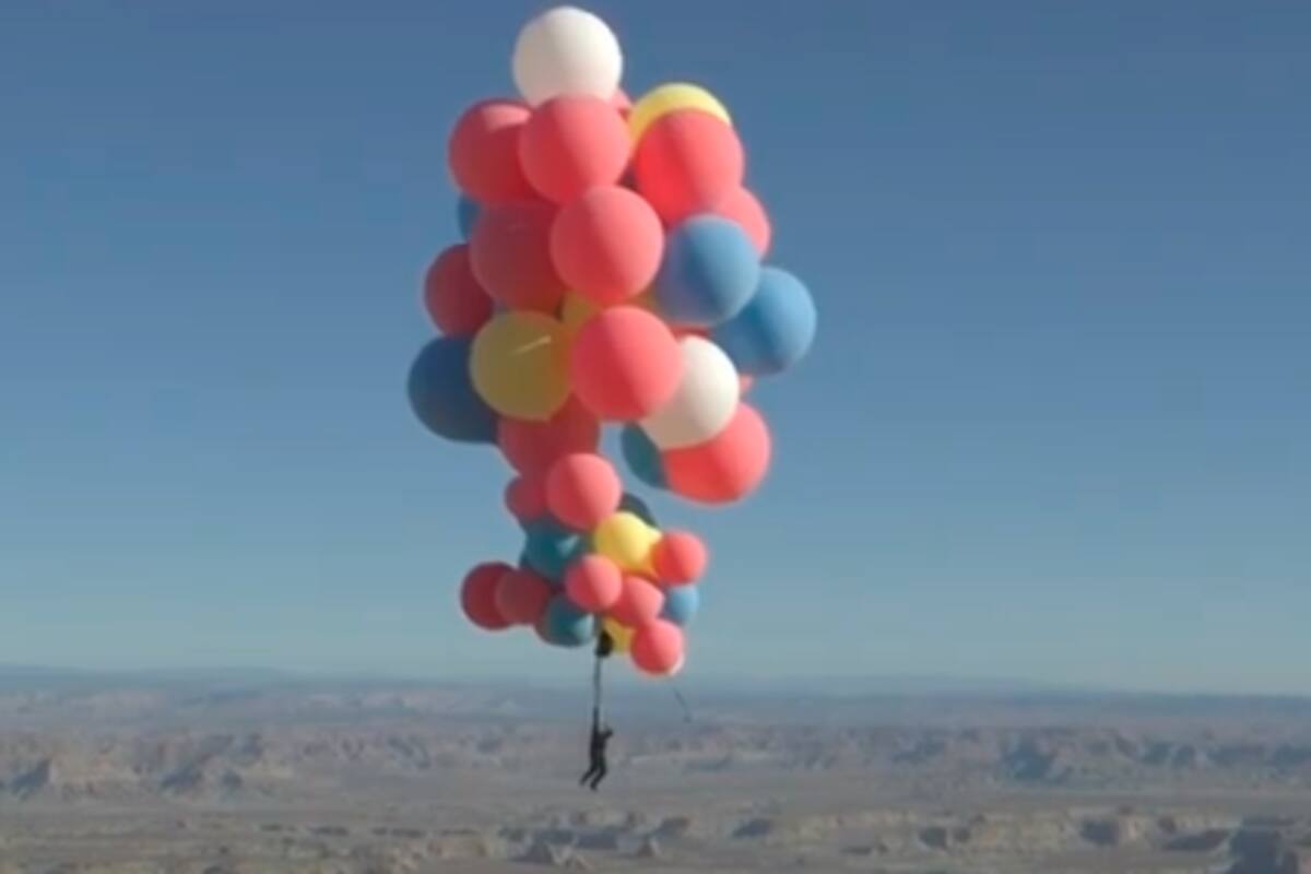 El ilusionista que vuela a 7.620 metros de altura usando globos de helio