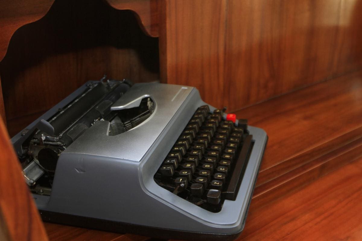 Una de las máquinas de escribir que usó García Márquez reposa en el Claustro de la Merced, Universidad de Cartagena. //Foto: Julio Castaño - El Universal.