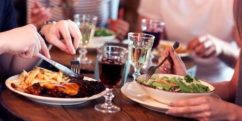 Cenar pesado y tarde puede provocar pesadillas: qué hacer, según expertos