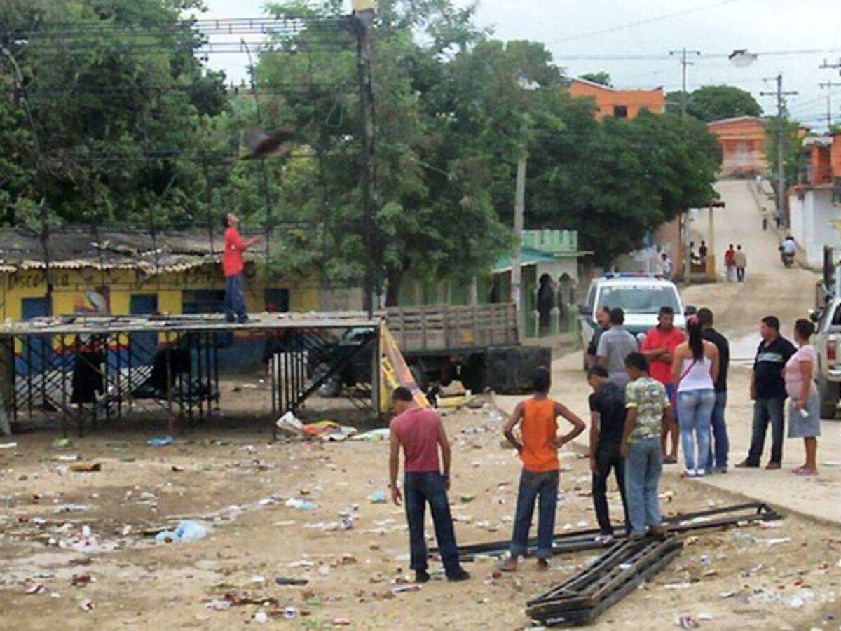 La gente mira los destrozos que dejó la asonada, la cual dejó pérdidas económicas a los comerciantes y vendedores. ATILANO MEZA - EL UNIVERSAL