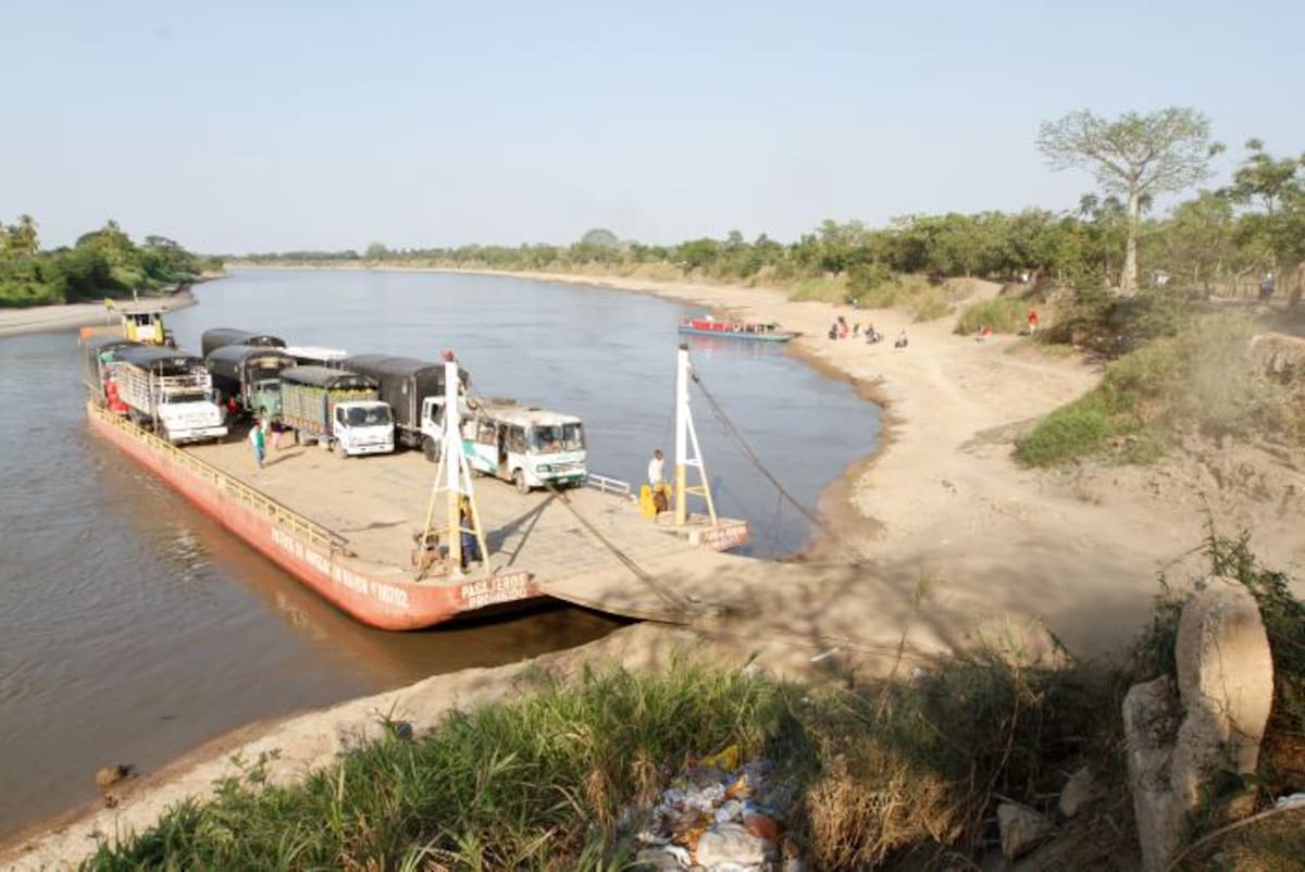 En Magangué el río ha bajado tanto que las embarcaciones grandes no se atreven a navegar porque encallan. El ferry grande no está trabajando. //JULIO CASTAÑO-EL UNIVERSAL.