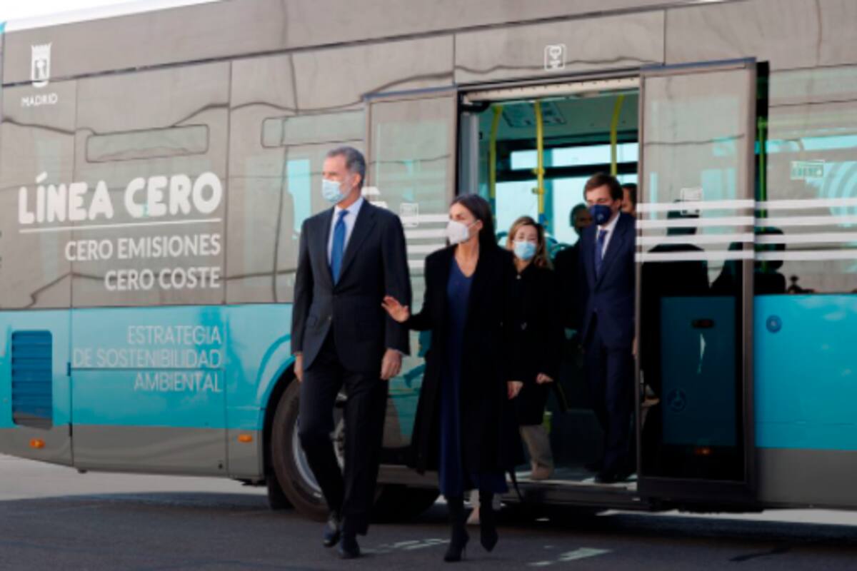 Los reyes de España van en autobús a trabajar