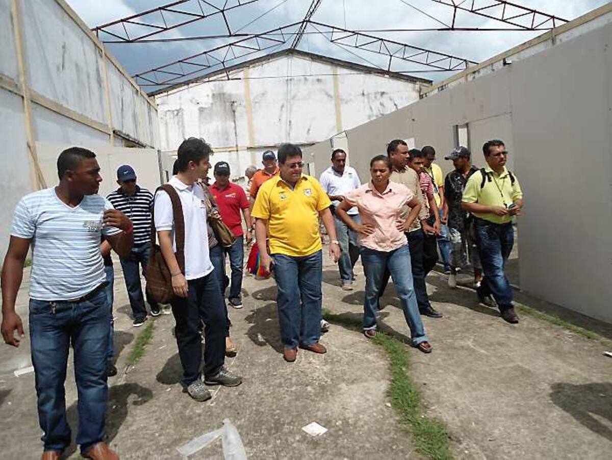 Recorrido del gobernador Alberto Bernal Jiménez por los albergues que se construyen para los damnificados de Las Margaritas, en El Carmen de Bolívar. LILA LEYVA VILLARREAL, CORRESPONSAL EL UNIVERSAL