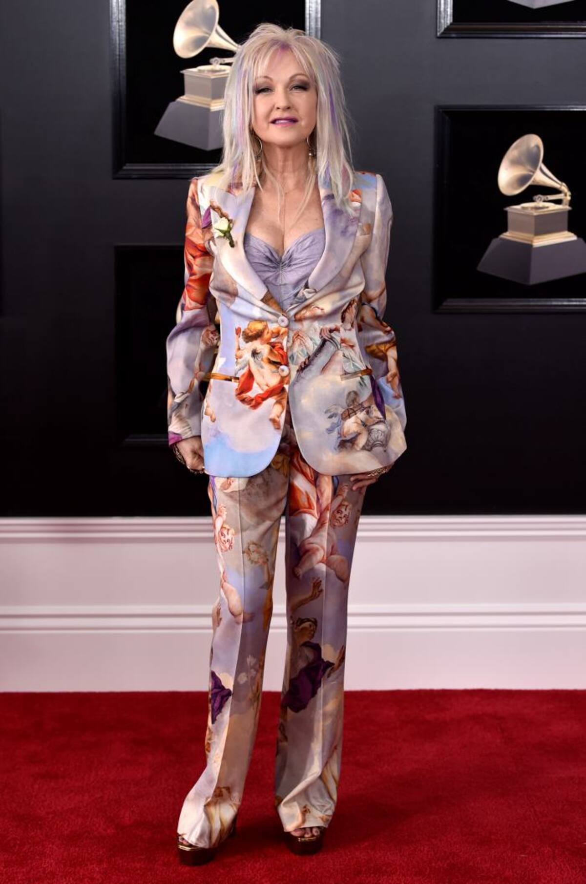 Cindy Lauper. El conjunto fue muy sobrio y demasiado ancho para su figura. EFE