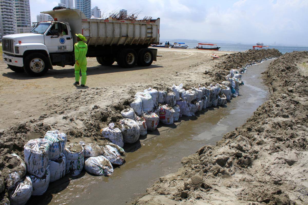La comunidad logró abrir un pequeño canal que conduce el agua de mar hacia El Laguito.