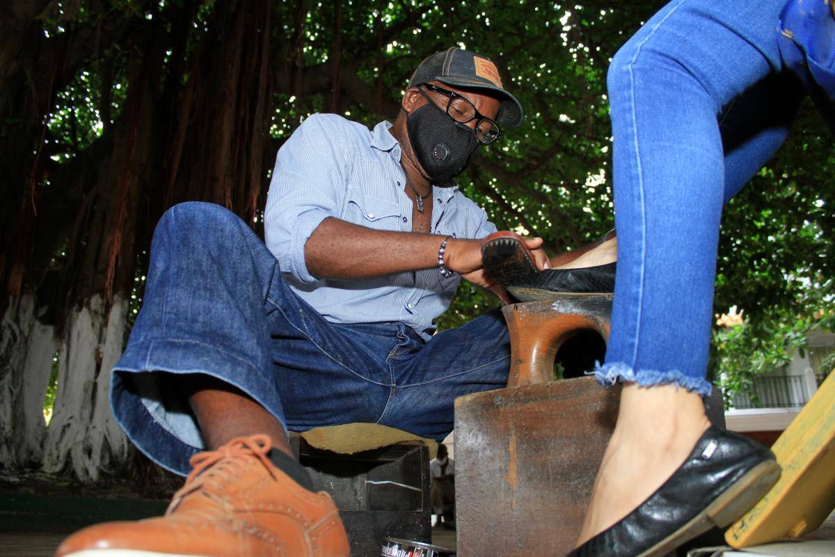 Julio es el líder de los 13 emboladores que trabajan en el Palito de Caucho.//Fotos: Julio Castaño - El Universal.
