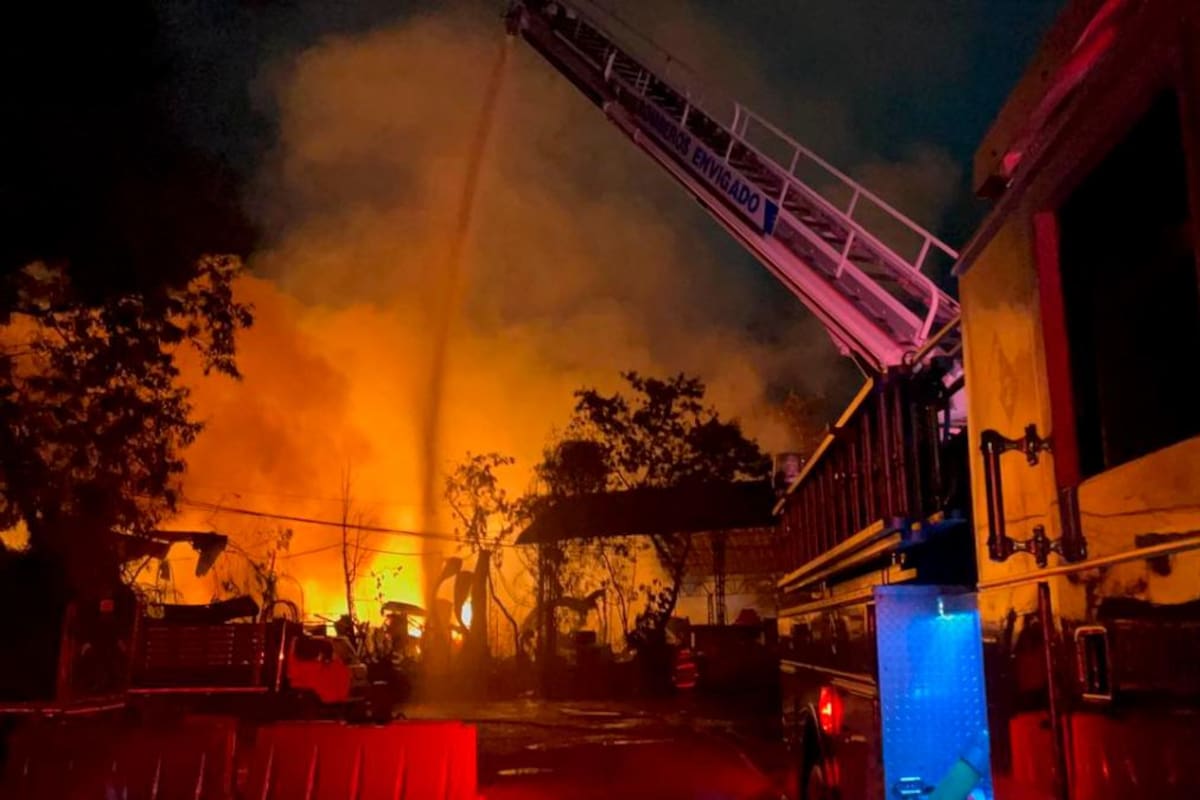 Incendio consumió bodega y una fábrica en Envigado