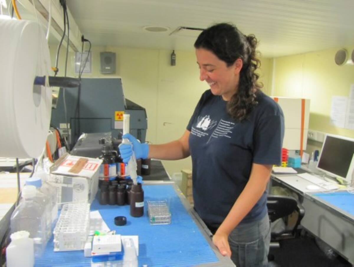 Raquel Gutiérrez en el barco Hespérides, en uno de los laboratorios tomando muestras de agua para luego analizarlas. Fotos / Gloria Cardona Restrepo