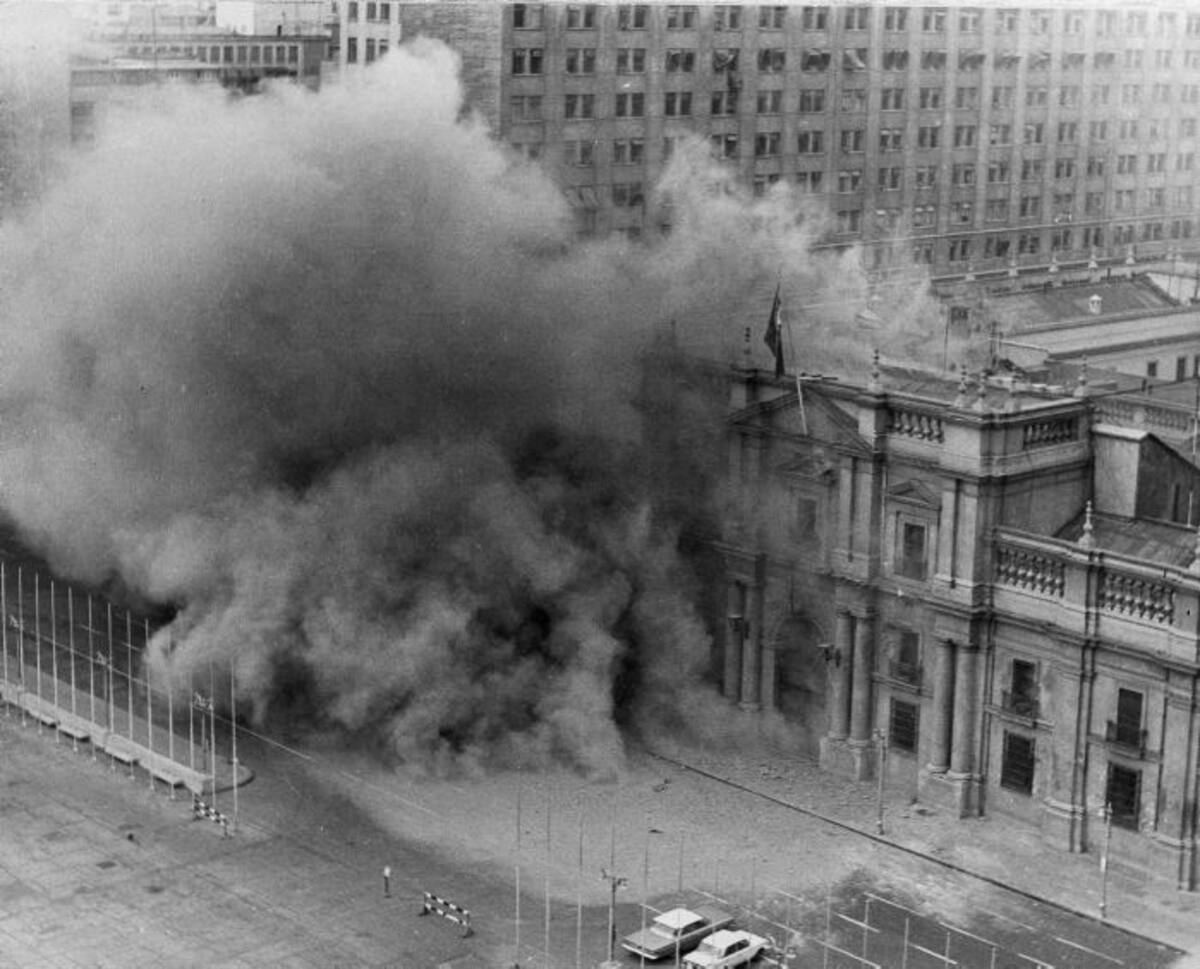 En medio del fuego, las tropas del ejército doblegaron la desigual pero porfiada resistencia armada de Allende y de un puñado de sus leales. AP EL MERCURIO