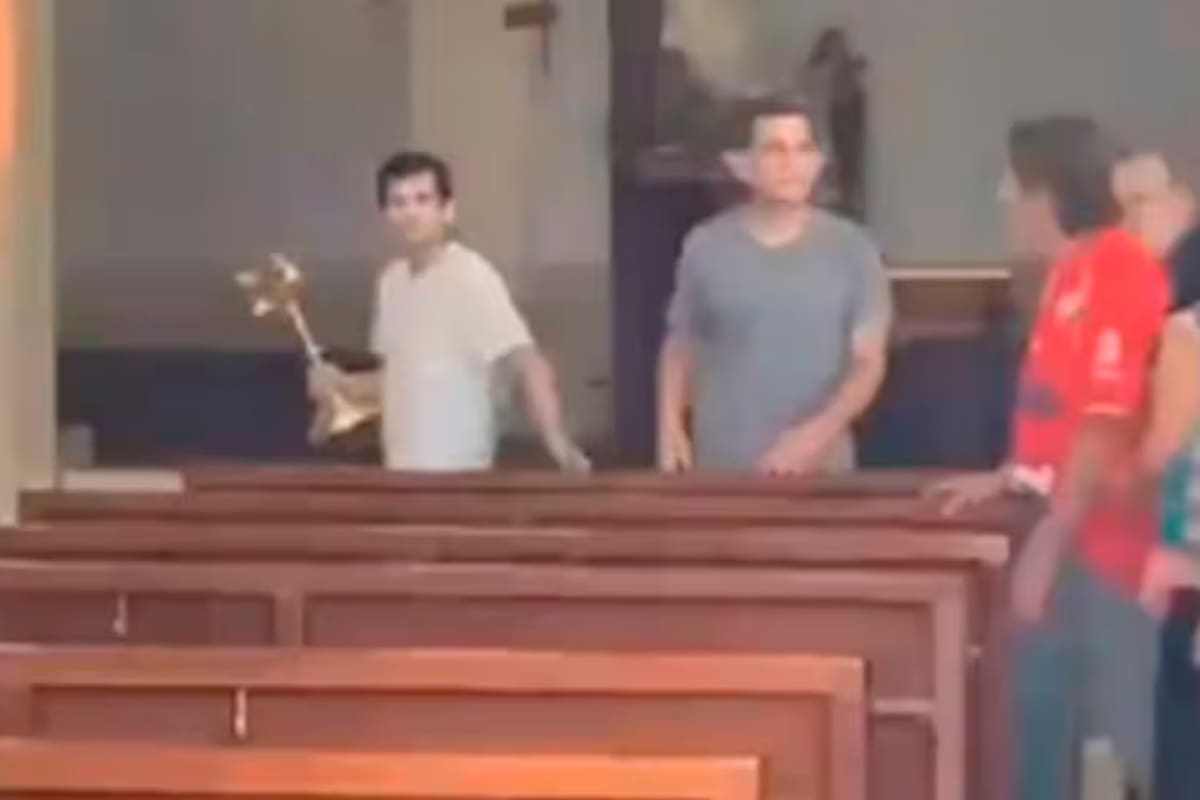 Video: por orden de “La Santa Muerte”, hombre ingresó en iglesia y la destruyó