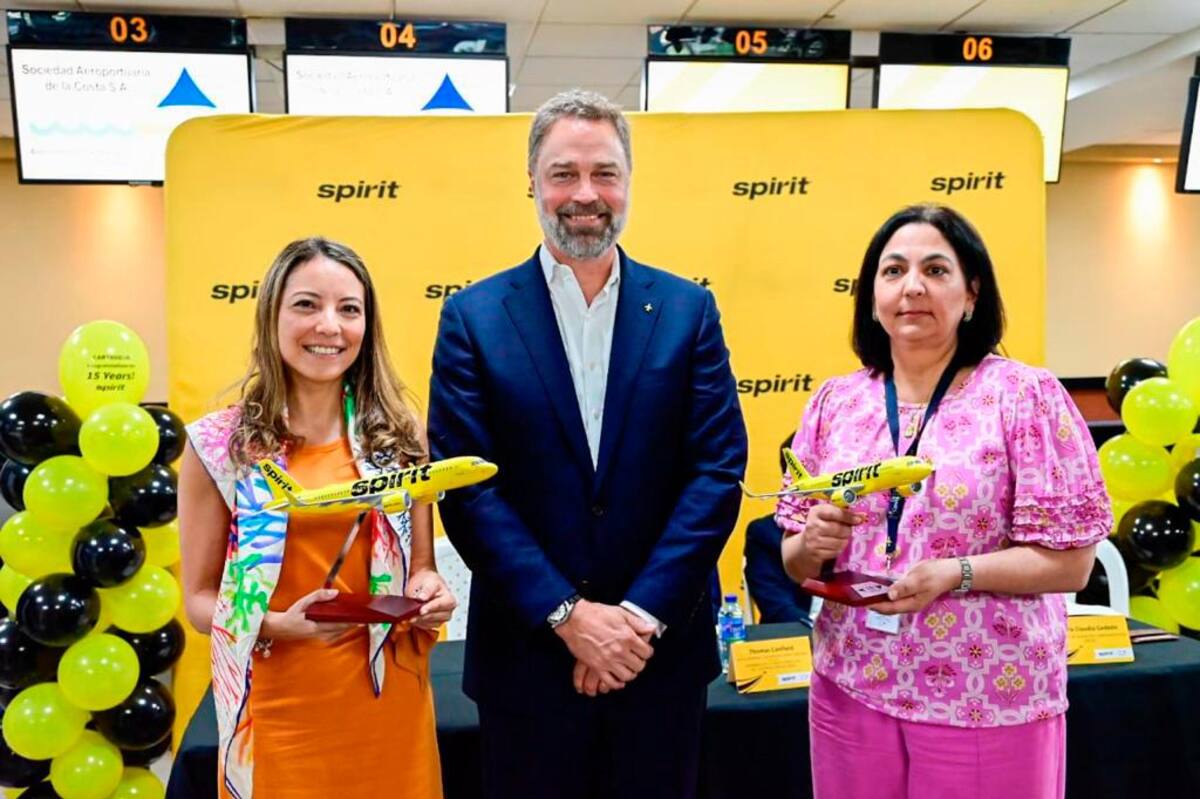 Natalia Bohórquez, presidente de Corpoturismo; Ted Christie, presidente de Spirit Airlines y María Claudia Gedeón, jefe de Asuntos corporativos de Sacsa, en la ceremonia de celebración de los 15 años de Spirit en Cartagena.